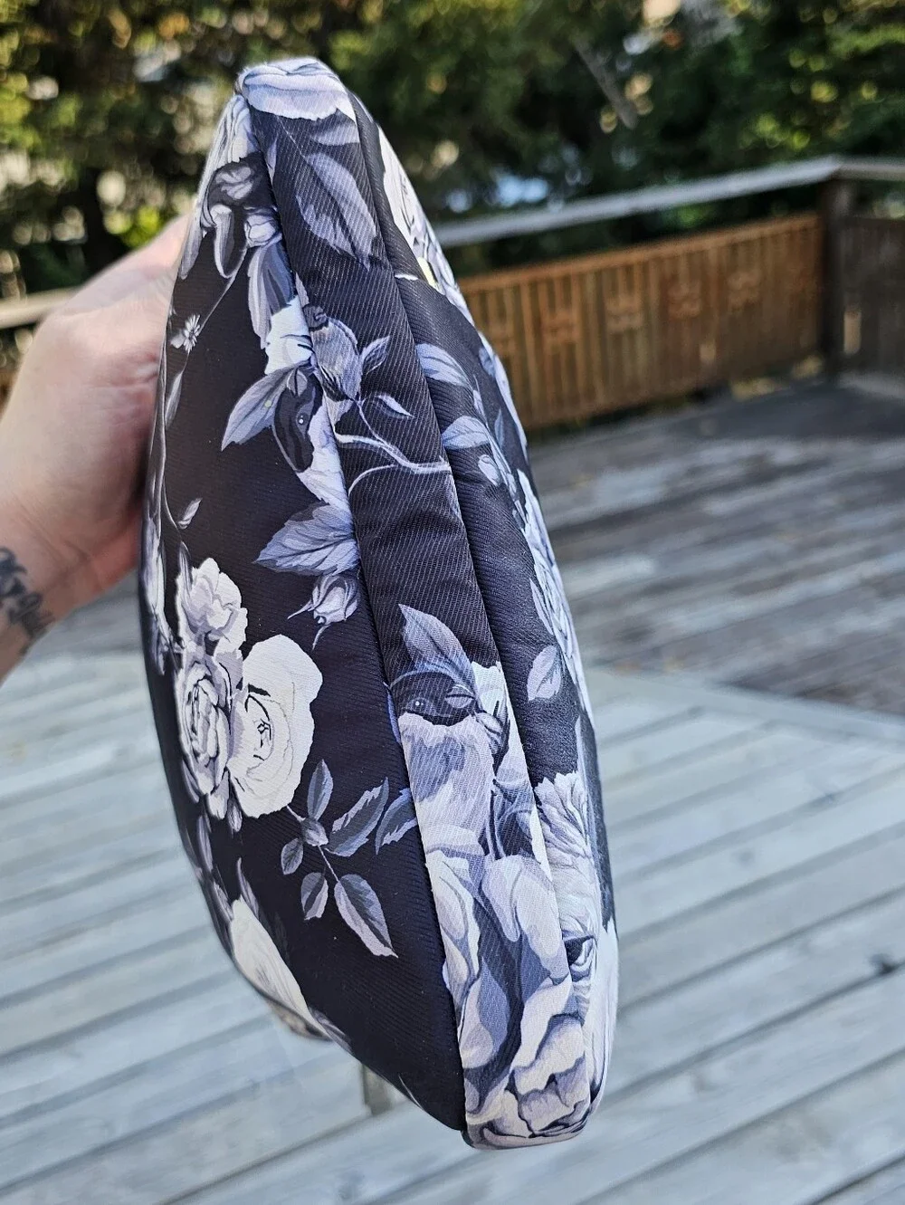 Kinmac 360° Protective Laptop Sleeve in White Rose Floral